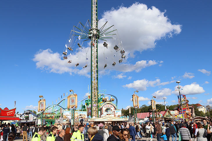 Jules Verne Tower auf dem Oktoberfest 2022 (©Foto: Martin Schmitz)